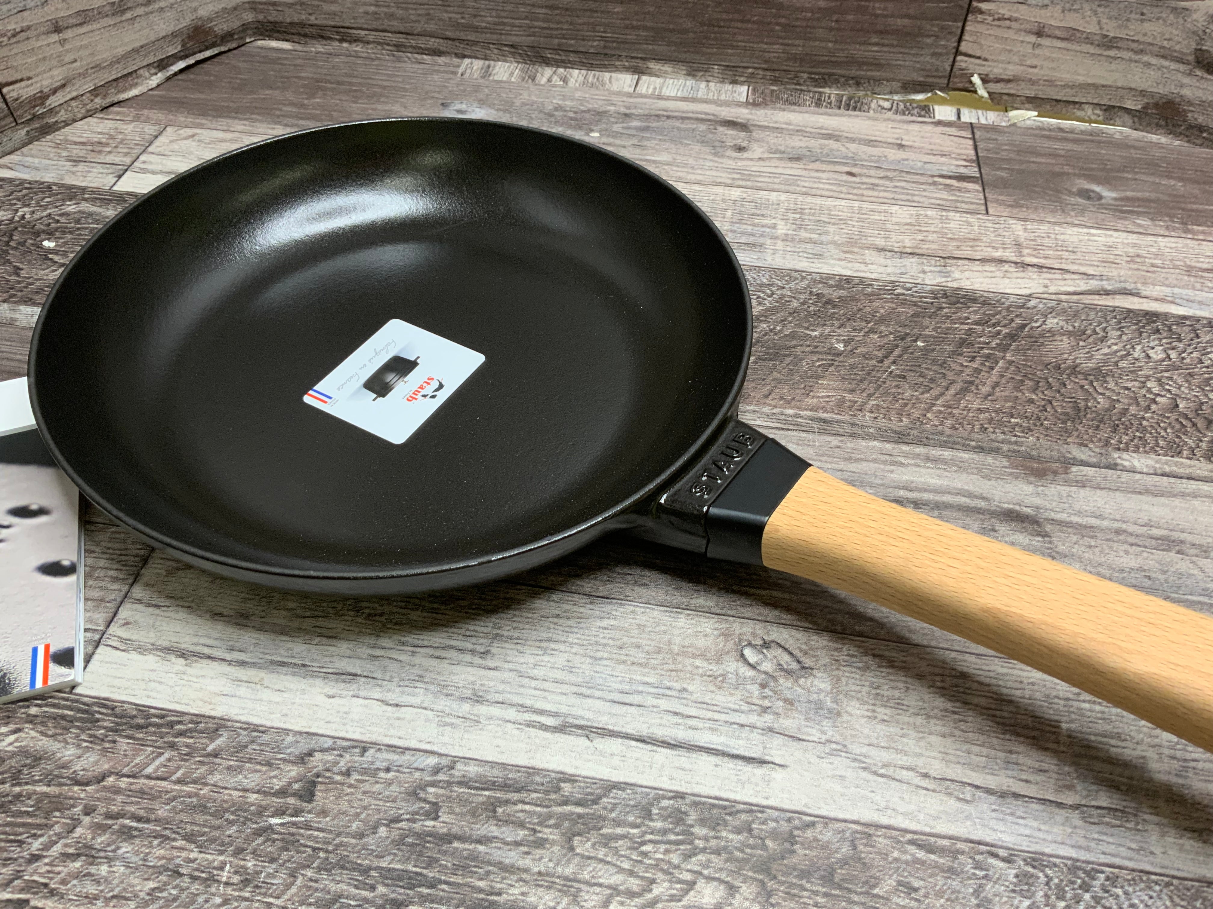 STAUB 40511-952-0 Frying Pan with Wooden Handle, Cast Iron, 26 cm (8115397034222)
